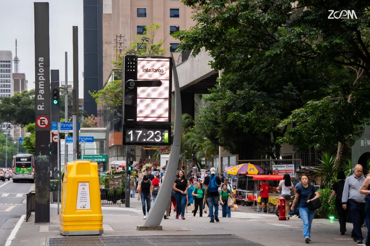 Mídia OOH em ambiente urbano